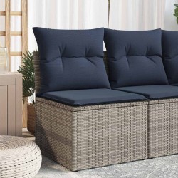 Chaise de jardin sans accoudoirs avec coussins gris en résine tressée. 