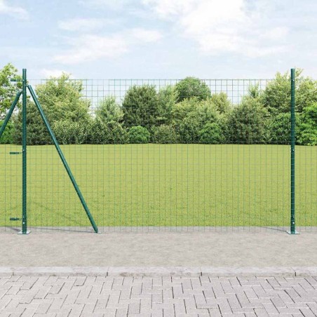 Clôture Euro avec 7 poteaux flangés 1,5x10 m en acier galvanisé. 