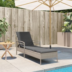 Chaise longue et coussin gris clair 63x200x81 cm résine tressée 