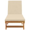 Chaise longue avec des roulettes et un coussin beige en bois massif 