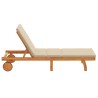 Chaise longue avec des roulettes et un coussin beige en bois massif 