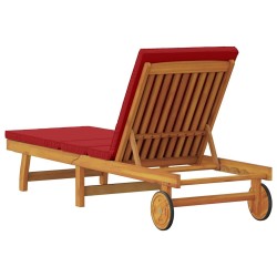 Chaise longue avec des roulettes et un coussin rouge en bois massif 