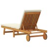 Chaise longue avec des roues et un coussin crème en bois massif 